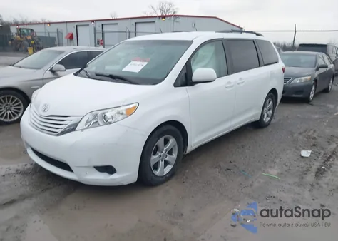 2016 Toyota Sienna Le 8 Passenger z USA, uszkodzony, nr VIN 5TDKK3DC4GS715895